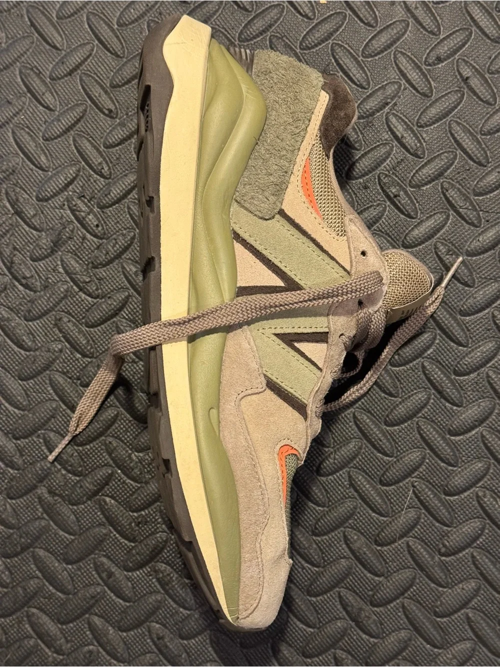 Men’s New Balance 57/40 Olive Green, Tan Size 10 GUC